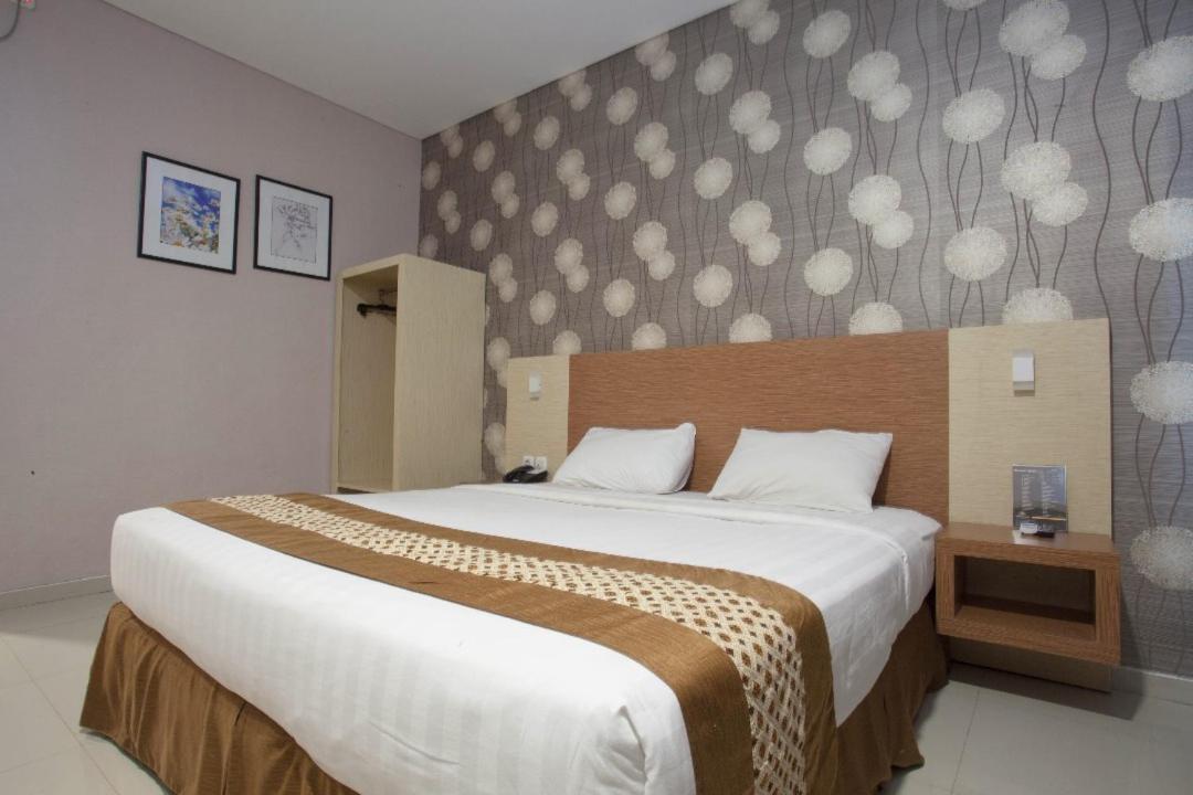Neo Cempaka Hill Hotel Джембер Экстерьер фото