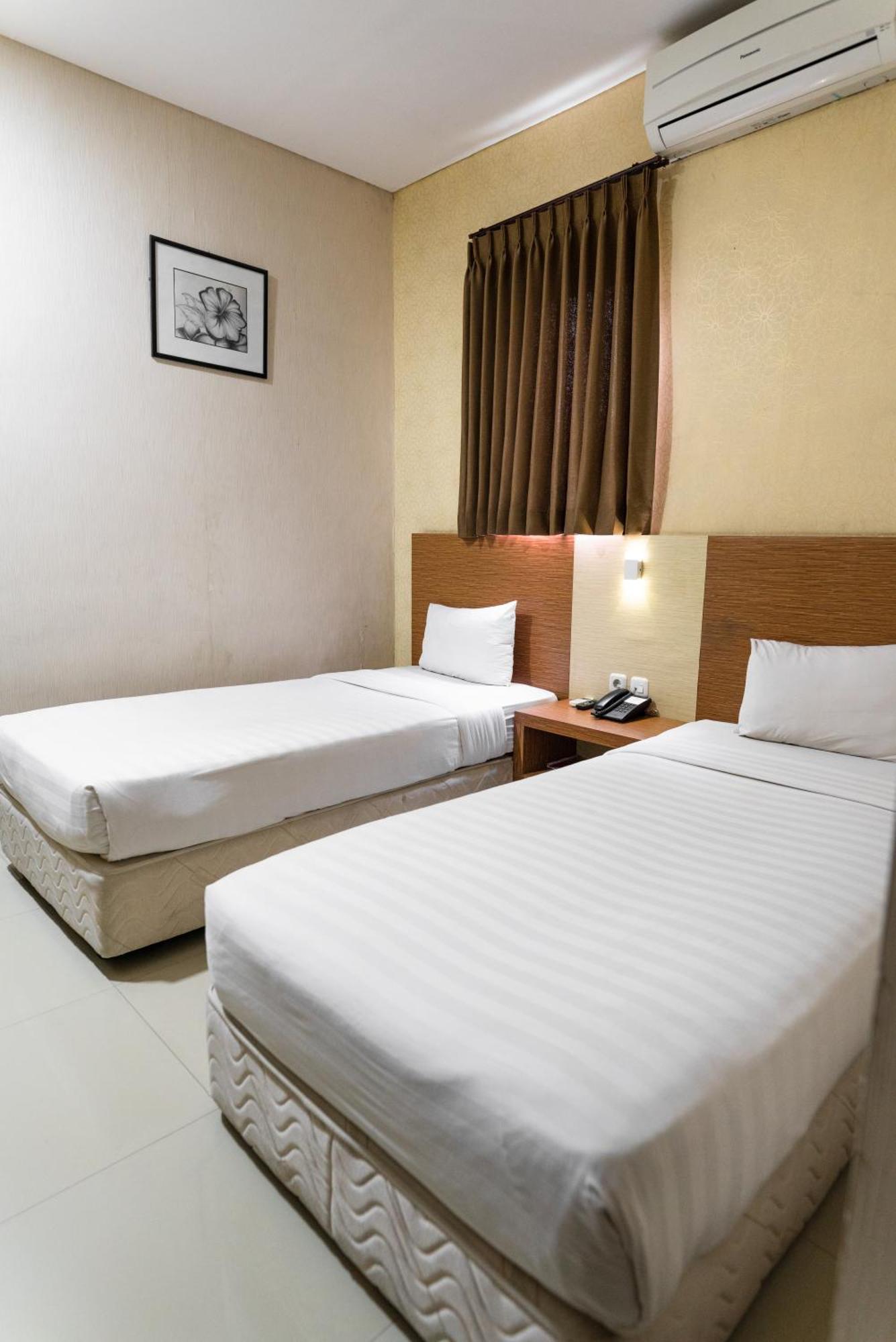 Neo Cempaka Hill Hotel Джембер Экстерьер фото