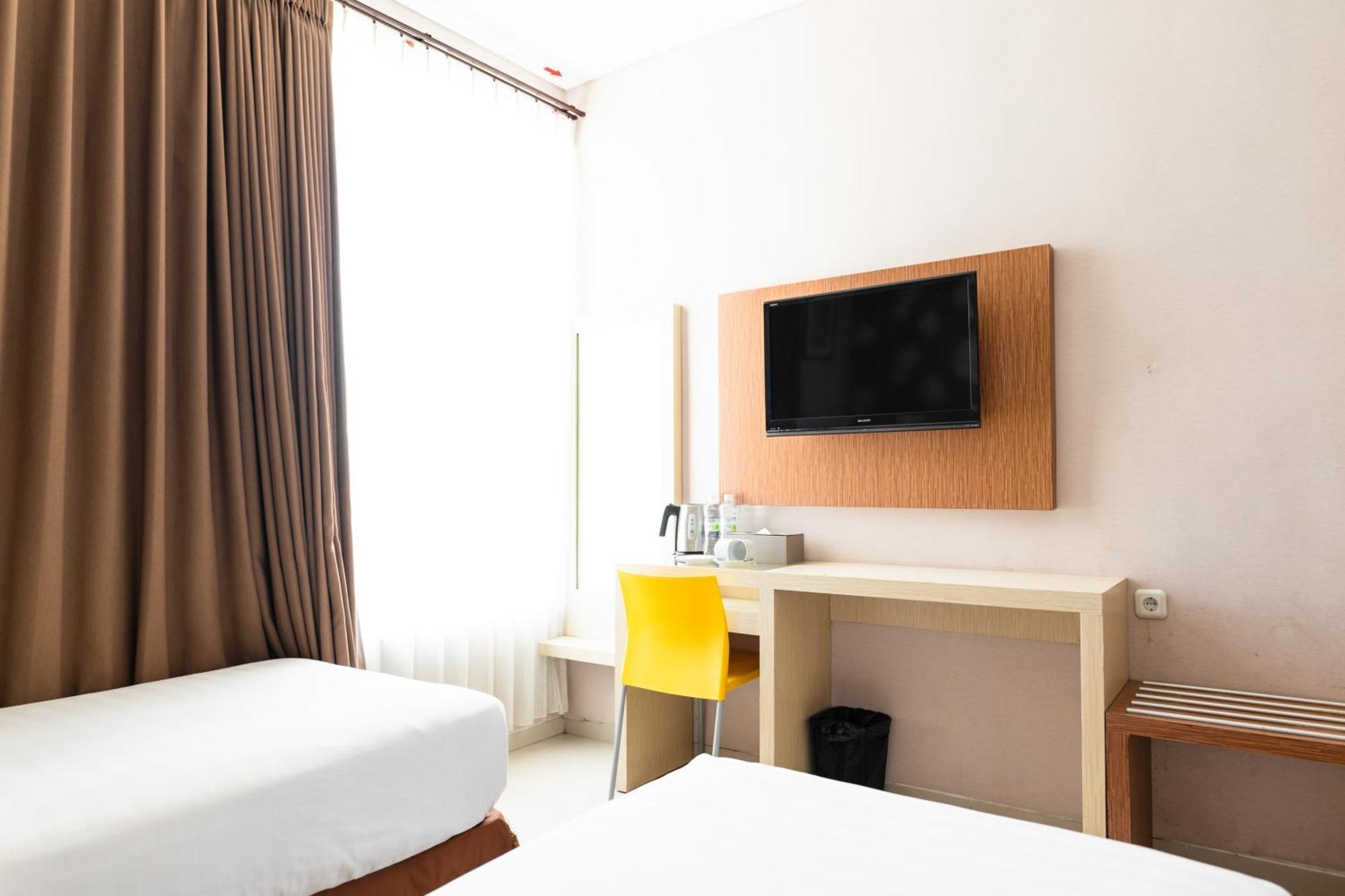 Neo Cempaka Hill Hotel Джембер Экстерьер фото